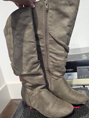 TREND REPORT Women's Suede Boots in Taupe